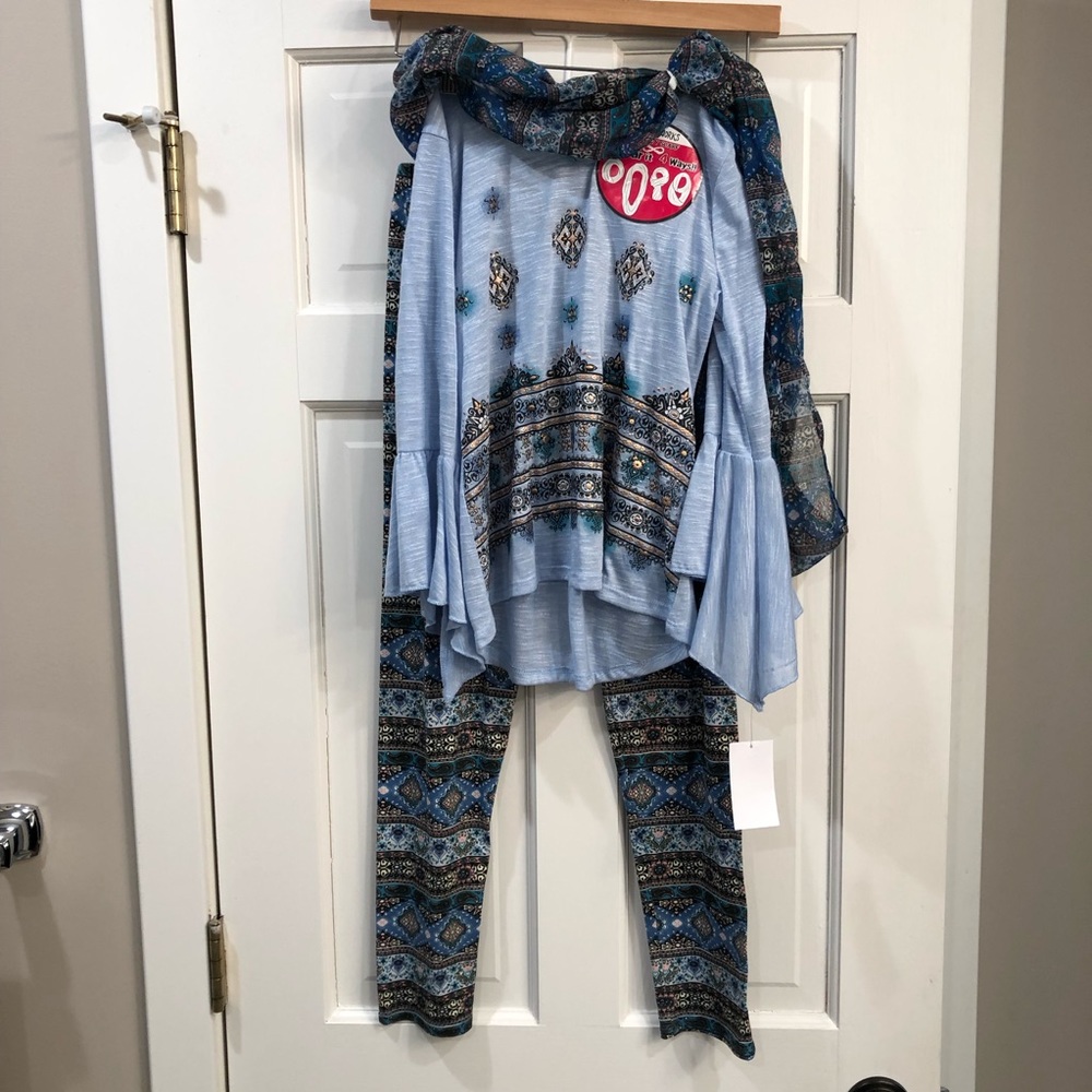 NWT 2 Piece Leggings & Top with Coordinated Scarf